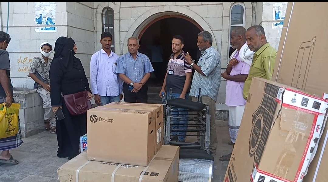 مدير عام البريقة يتسلم أثاث وأجهزة لمكتب الصناعة والتجارة بالمديرية مدير عام البريقة يتسلم أثاث وأجهزة لمكتب الصناعة والتجارة بالمديرية