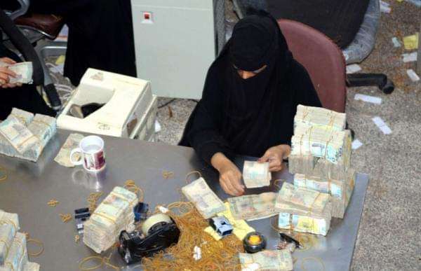 الريال يعود لأدنى مستوياته ويفقد مكاسبه أمام الدولار