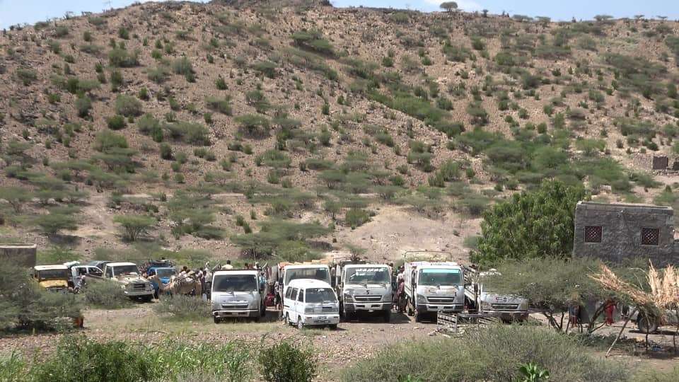 بدعم إماراتي 25 طنا مساعدات غذاٸية تصل قری الوازعية غرب تعز