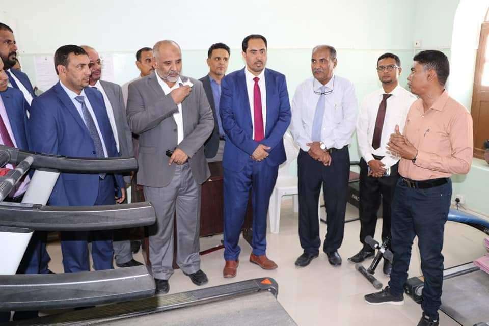 الوزير البكري يزور كلية التربية البدنية بجامعة سيئون ويقدم دعم مالي لتطوير الانشطة
