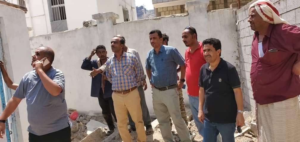 مدير عام خورمكسر والوليدي يشرفان على تركيب محول كهربائي جديد لحي أكتوبر