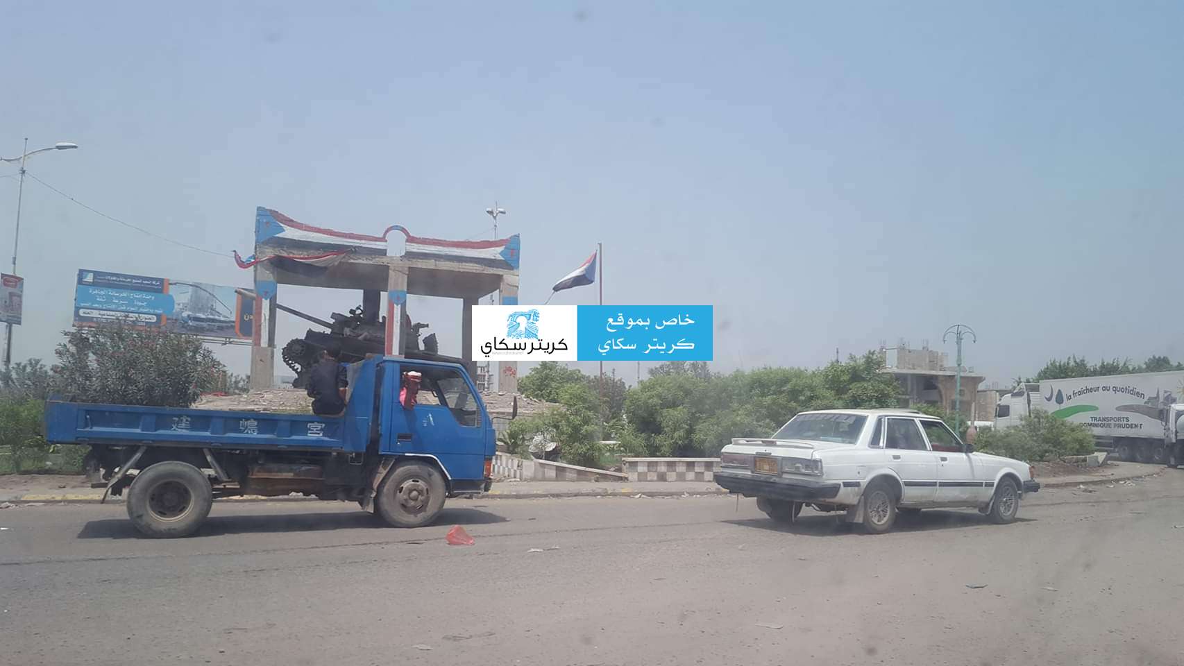 هذا ماحدث لإحدى باصات النقل المغادرة من عدن الى تعز (تفاصيل خاصة )