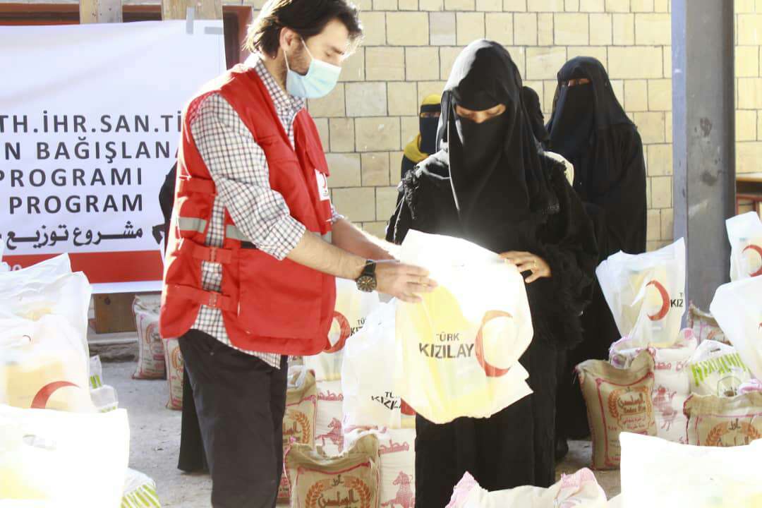 الهلال الأحمر التركي يوزع مساعدات غذائية لمساندة العوائل النازحة في اليمن