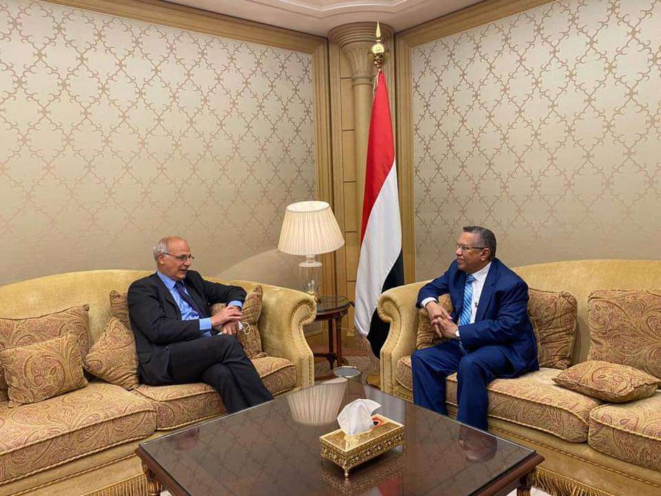 د. بن دغر يلتقي السفير البريطاني ويؤكد ان الشرعية الدستورية تدعم السلام د. بن دغر يلتقي السفير البريطاني ويؤكد ان الشرعية الدستورية تدعم السلام