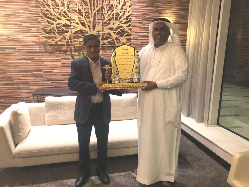 محافظ حضرموت يكرم رئيس مؤسسة روابي الخير التنموية في الرياض