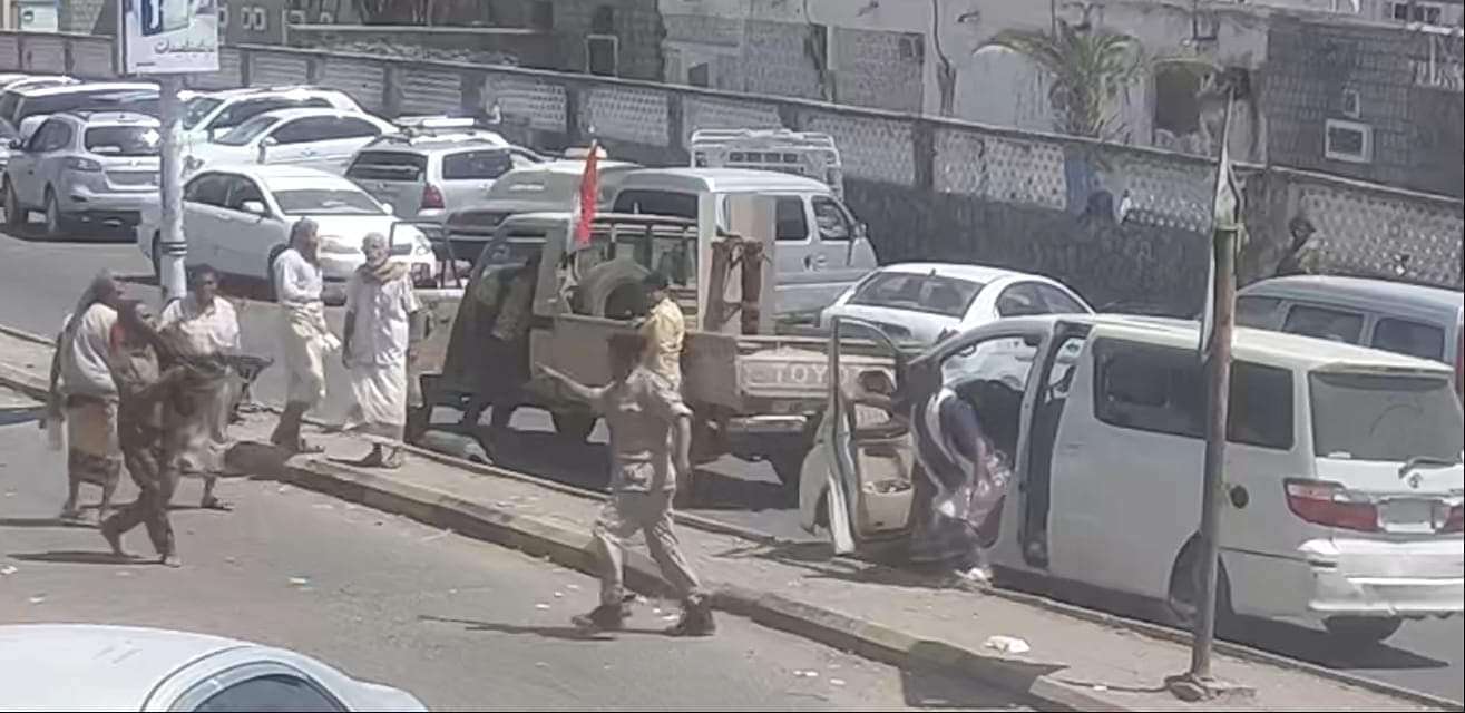 عاجل : مسلحون يداهمون صيدلية سربت فيديو إعتداء طقم عسكري على مواطن في عدن