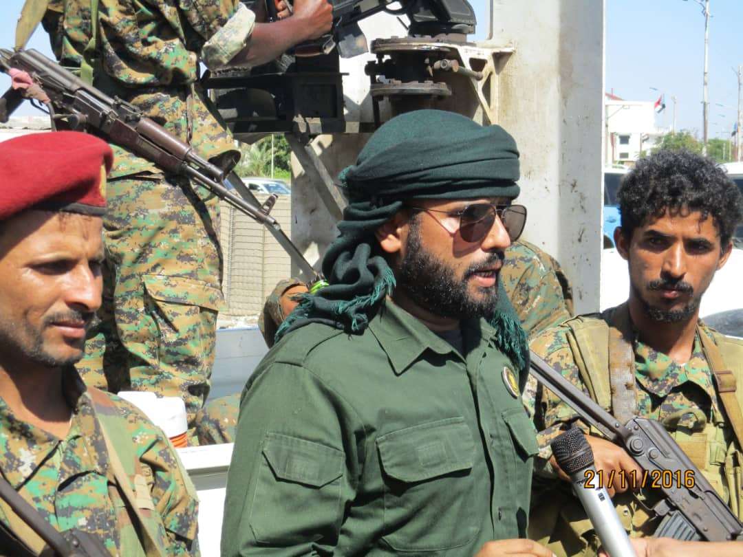 قائد قوات الحزام الأمني في لحج يشيد بإنجازات وجهود نقطتي دوفس والسر