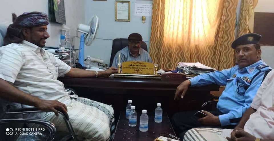 شرطة السير بالغيضة وصندوق التحسين يناقشان تقرير خاص بإزالة الأشجار التي تحجب الرؤيا بخطوط السير