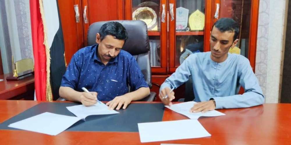 محافظ شبوة يوقع عقد لسفلتة الخط الرابط بين الشارع العام وشارع الشهيد للثم بمدينة عتق
