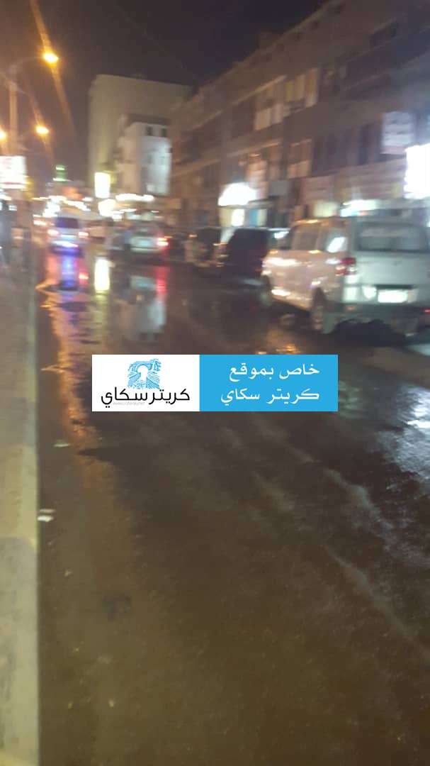 شاهد مياه الصرف الصحي تغرق أهم الشوارع الرئيسية في الشيخ عثمان (صور)