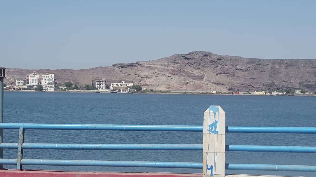 تواصل أعمال شق طريق في جبل جزيرة العمال بخور مكسر