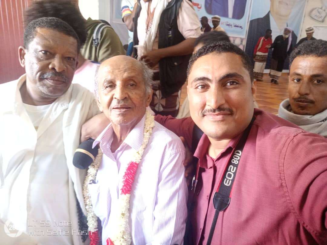 تكريم الفنان محمد عطروش بمناسبة ذكرى ثورتي(سبتمبر وأكتوبر) في أبين تكريم الفنان محمد عطروش بمناسبة ذكرى ثورتي(سبتمبر وأكتوبر) في أبين