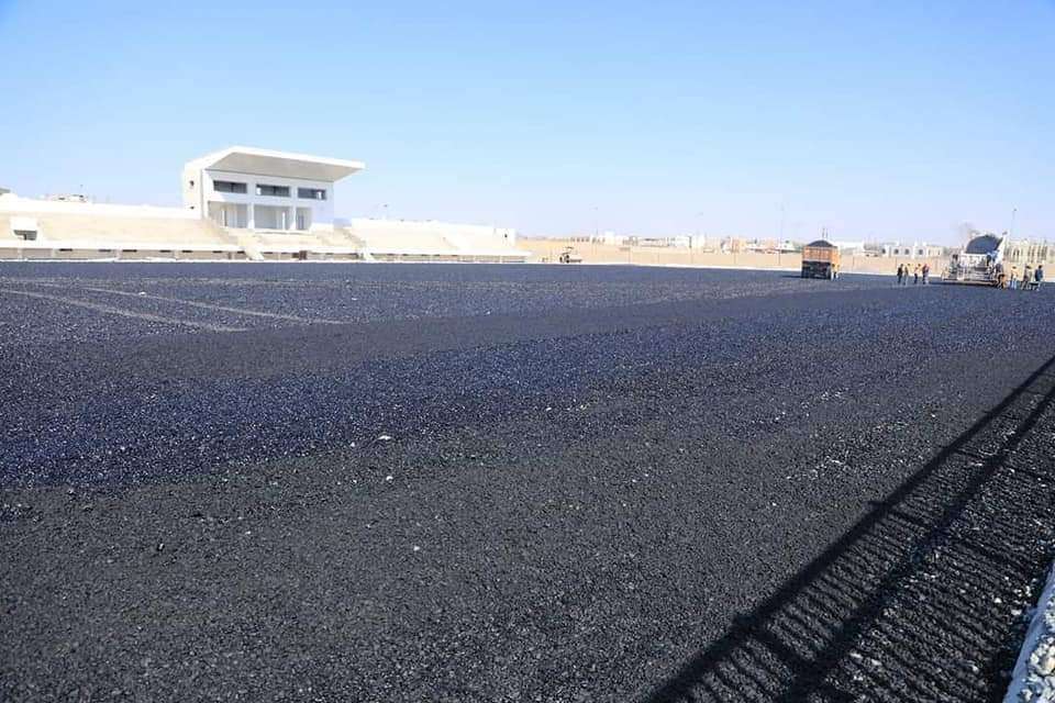 باشراف الوزير البكري .. الانتهاء من عملية رش المادة الرابطة للخلطة الاسفلتية على أرضية ملعب مأرب الرياضي