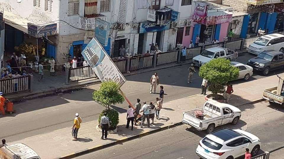 بالصور .. إزالة اللوحات الإعلانية الغير مرخص بها في مديرية المعلا بالصور .. إزالة اللوحات الإعلانية الغير مرخص بها في مديرية المعلا