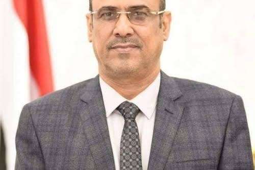 نائب رئيس الوزراء وزير الداخلية يعزي الأستاذ فارس السنباني وآل السنباني بوفاة والدتهم