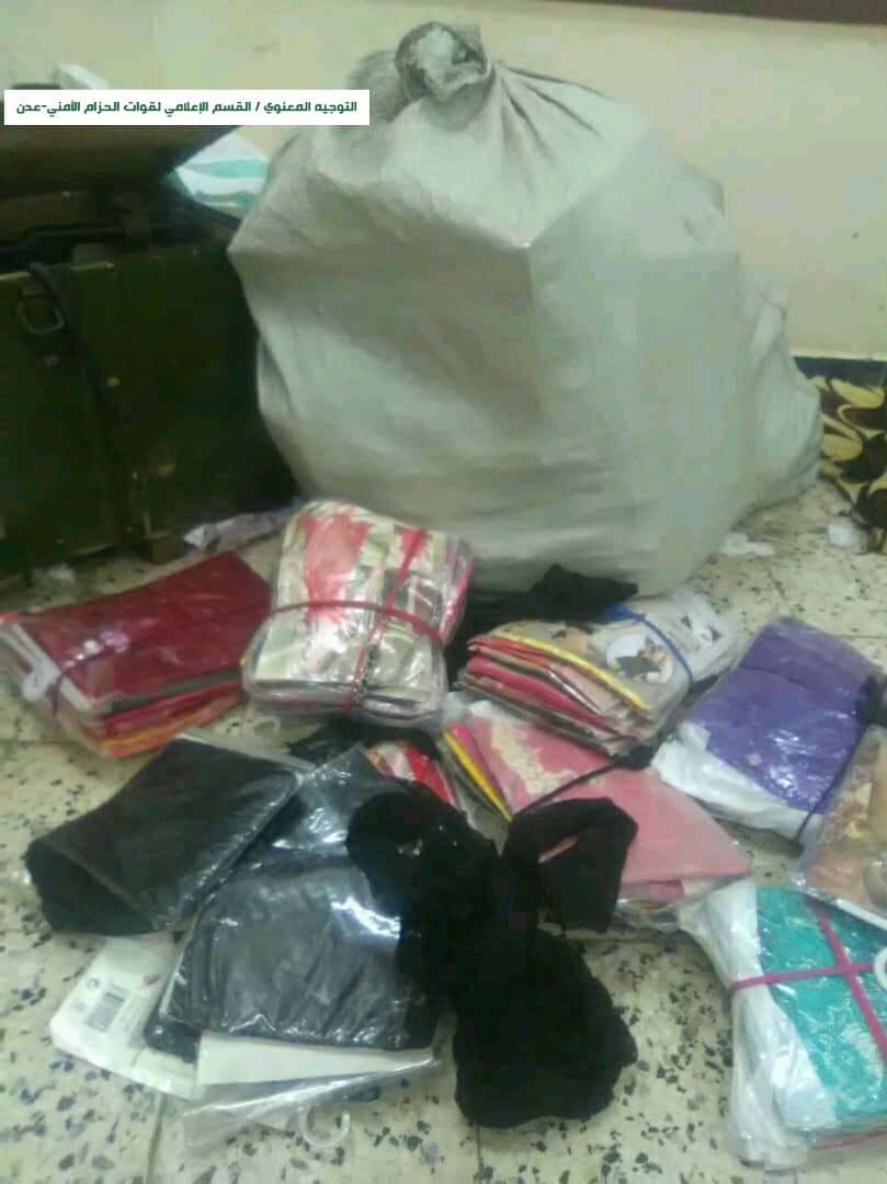 الحزام الأمني يلقي القبض على شخصين بتهمة السرقة لأحد المحلات في عدن
