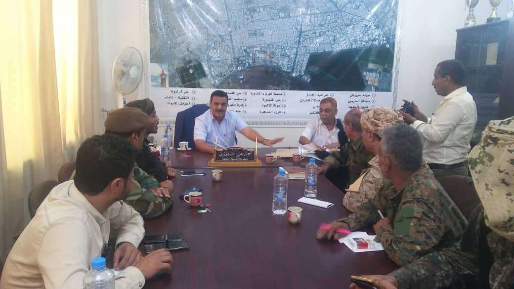 مدير عام المنصورة يلتقي ممثلاً لإدارة شرطة عدن ويناقش معه إحتياجات مراكز الشرطة بالمديرية