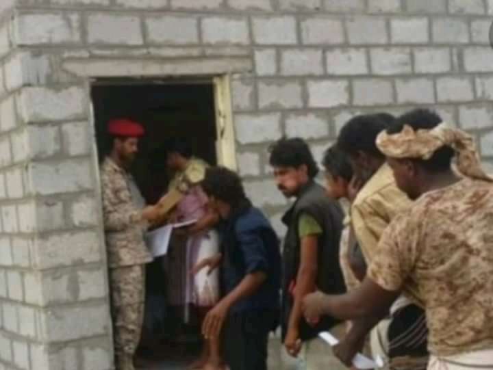 عمليات محور الحديدة : بعض قادة الألوية التهامية يرفضون الترقيم حسب قرار رئيس الجمهورية والتحالف العربي ويساومون بدماء الشهداء