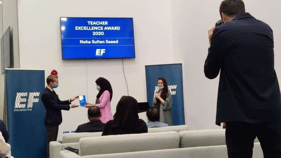 اختيار معلمة عدنية كأفضل معلمة للغة الإنجليزية في العالم