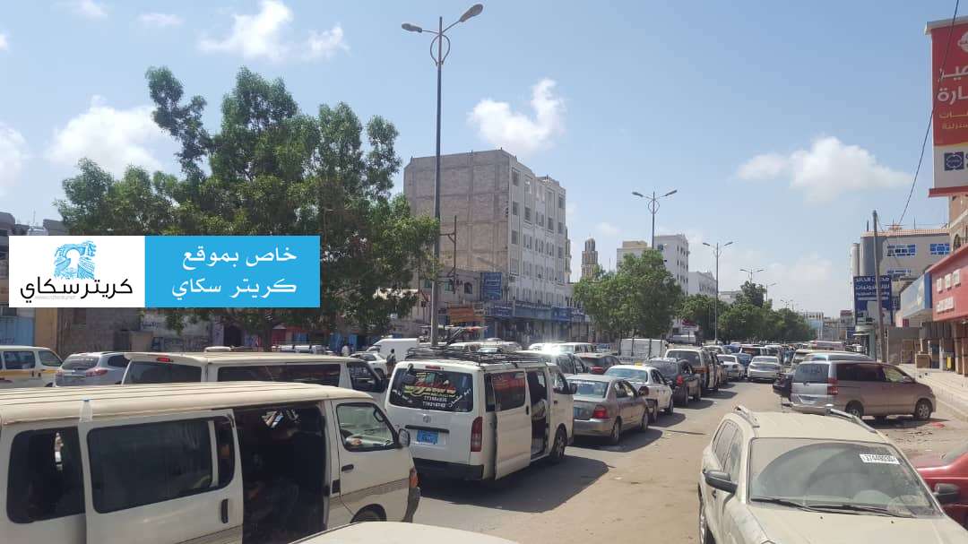 يحدث الآن .. زحمة خانقة في جولة عبد القوي بعدن والسبب!