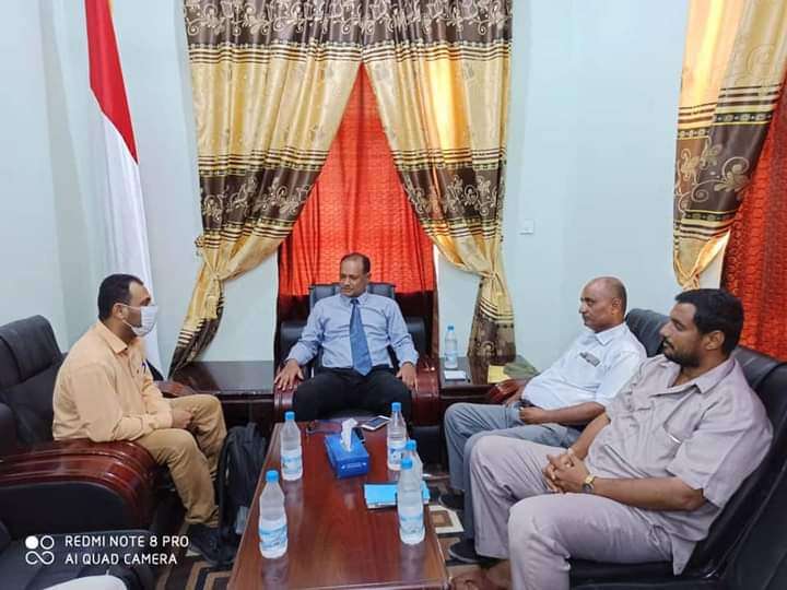 مدير عام مكتب المحافظ يدشن توزيع مائة مليون ريال للنازحين والمواطنين بالخوخة