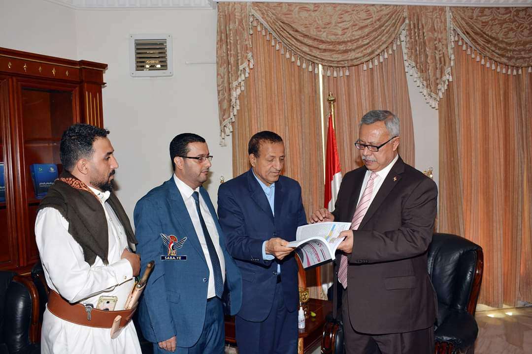 رئيس الوزراء بن حبتور يتسلم من محافظ عدن ابرز الاعمال التي نفذها