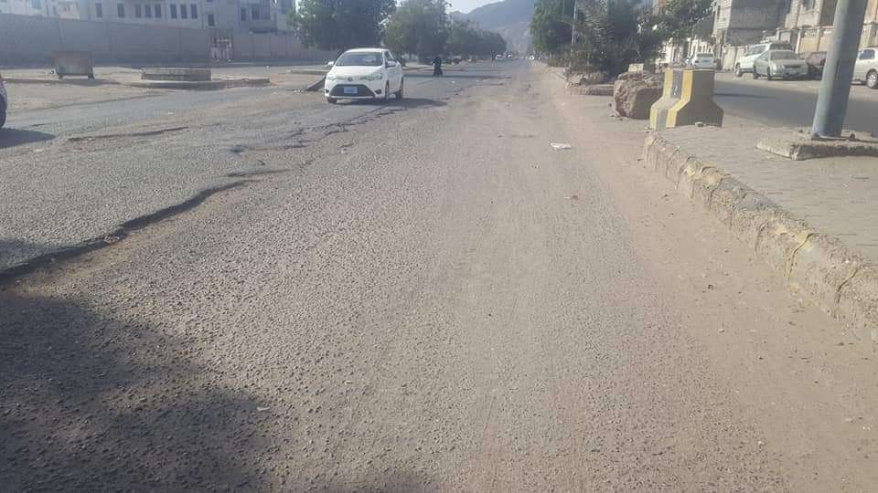 قيادي يعتدي على مواطن في عدن