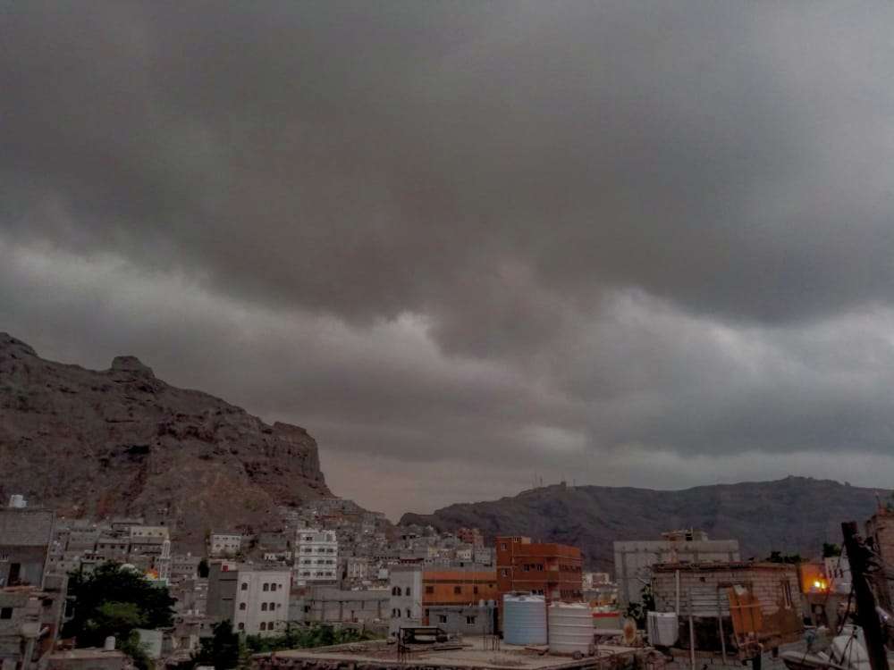 شاهد كيف بدت سماء مدينة كريتر اليوم(صورة)