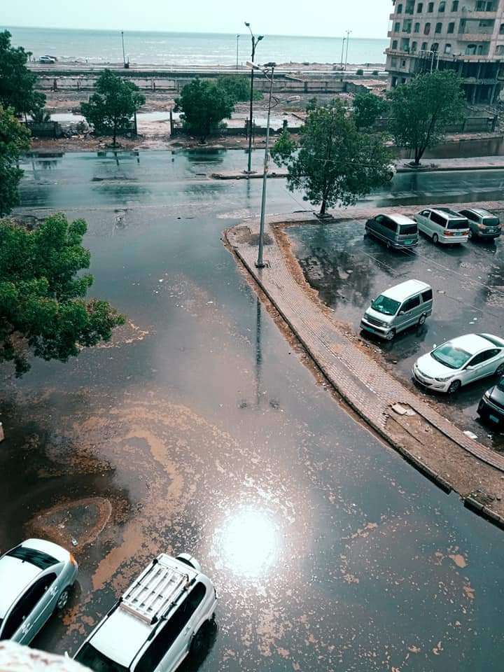 شاهد بالصور .. كيف بدت مديرية خور مكسر عقب هطول أمطار غزيرة