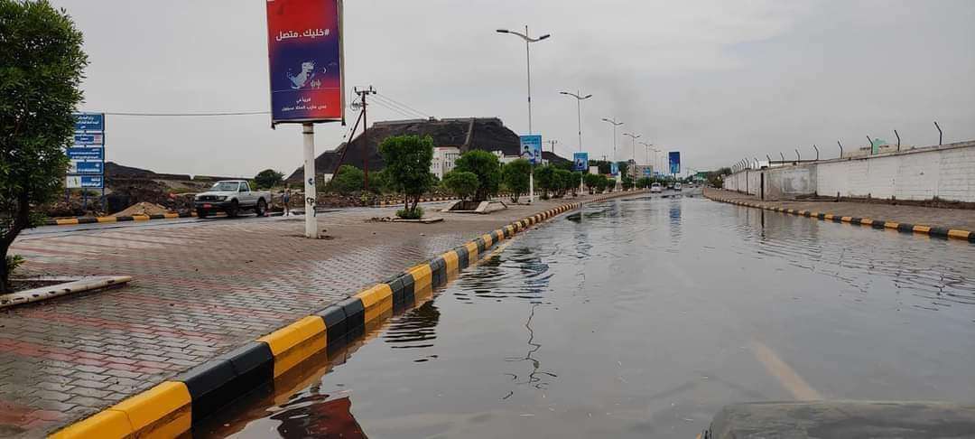 الأمطار تكشف سوء ترميم شارع رئيسي بعدن (صورة)