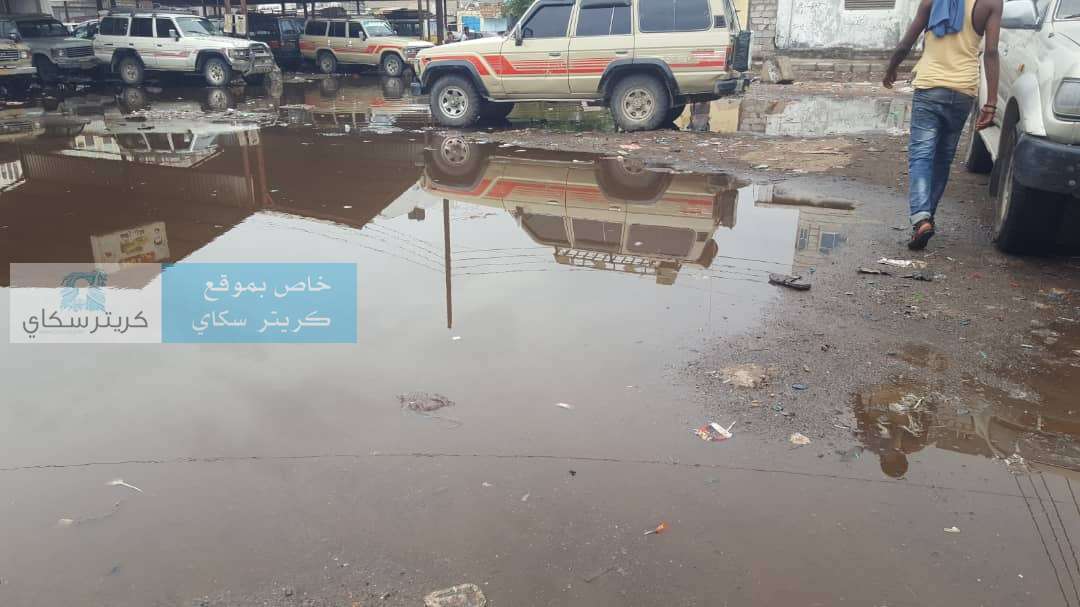 بالصور .. مياه الأمطار تحاصر فرزة نقل بعدن