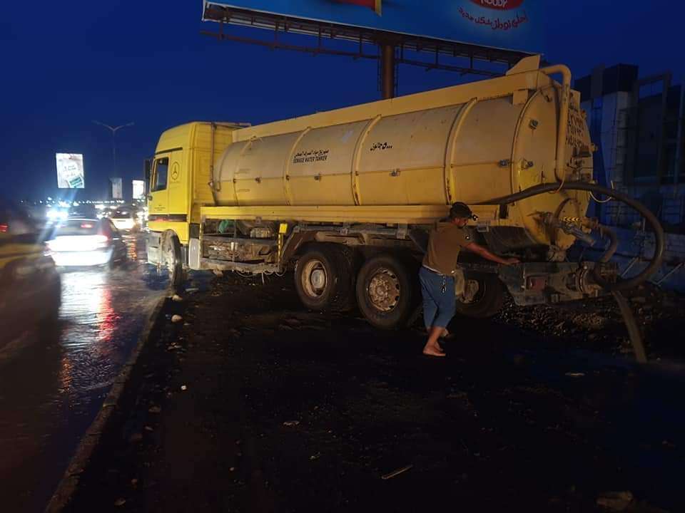 بالصور .. بدء شفط مياه الأمطار من خط الجسر بعدن