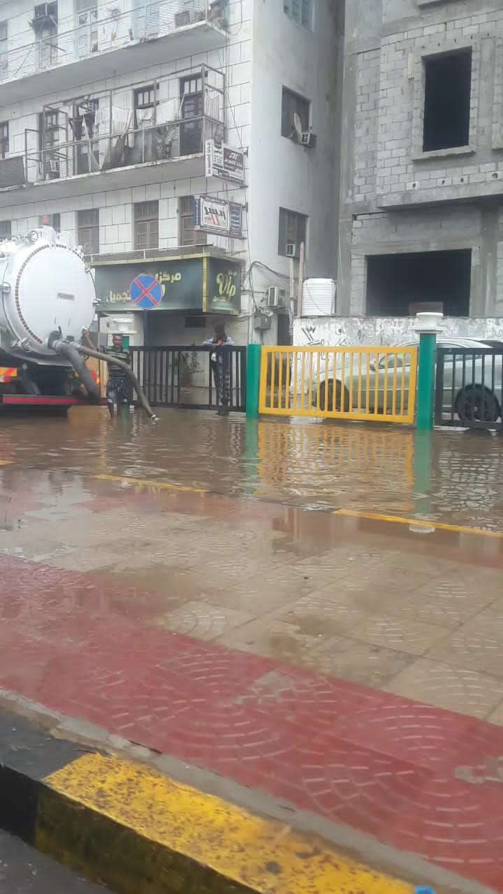 هكذا بدء الشارع الرئيسي بالمعلا عقب يوم ممطر