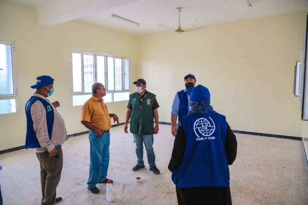 فريق مركز الملك سلمان للإغاث يتفقد مشروع بناء وإعادة تأهيل عدد من المدارس بمحافظة لحج فريق مركز الملك سلمان للإغاث يتفقد مشروع بناء وإعادة تأهيل عدد من المدارس بمحافظة لحج