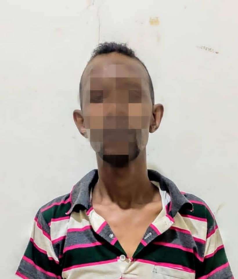 القبض على مروج مخدرات ومصادرة أكثر من كيلو من الحشيش بعدن القبض على مروج مخدرات ومصادرة أكثر من كيلو من الحشيش بعدن