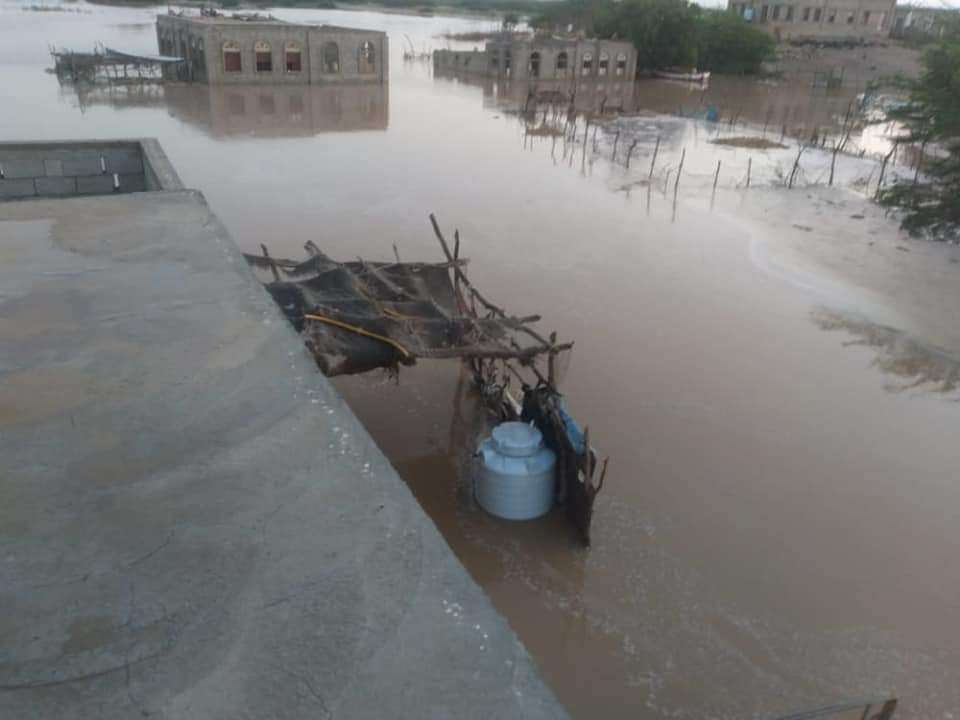 مواطنون في أحور يطلقون نداء إستغاثة (صور ) مواطنون في أحور يطلقون نداء إستغاثة (صور )
