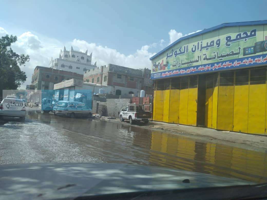 لليوم الثاني .. المياه تغرق شارع رئيسي بالشيخ عثمان(صور ) لليوم الثاني .. المياه تغرق شارع رئيسي بالشيخ عثمان(صور )