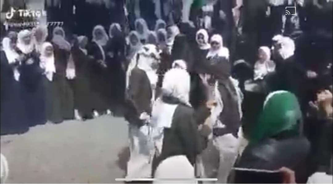 فتيات يرقصن البرع في صنعاء يثيرون جدلا واسعا ومراسل الجزيرة يعلق على الحادثة فتيات يرقصن البرع في صنعاء يثيرون جدلا واسعا ومراسل الجزيرة يعلق على الحادثة