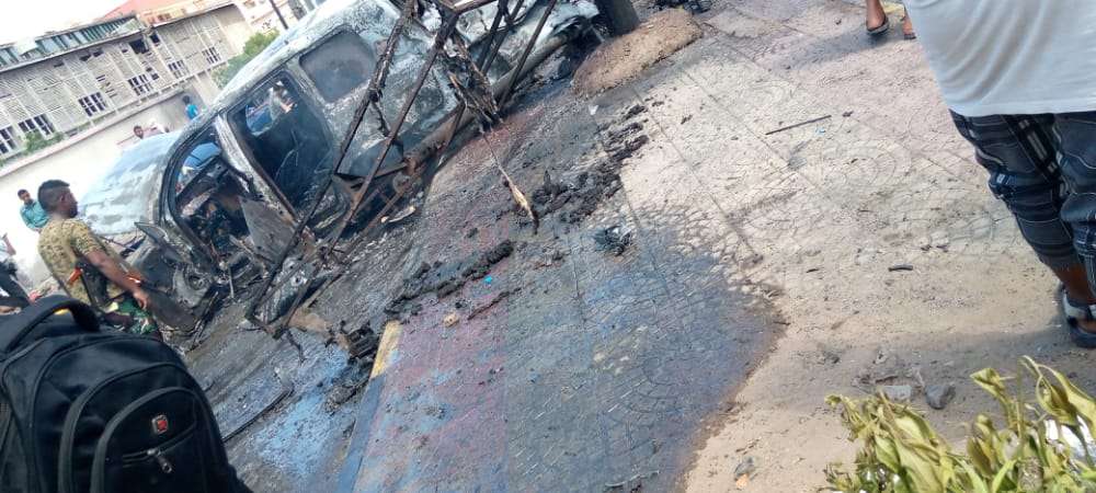 شاهد بالصور كيف أصبحت المصفحة التي كان يستقلها محافظ عدن عقب تفجيرها