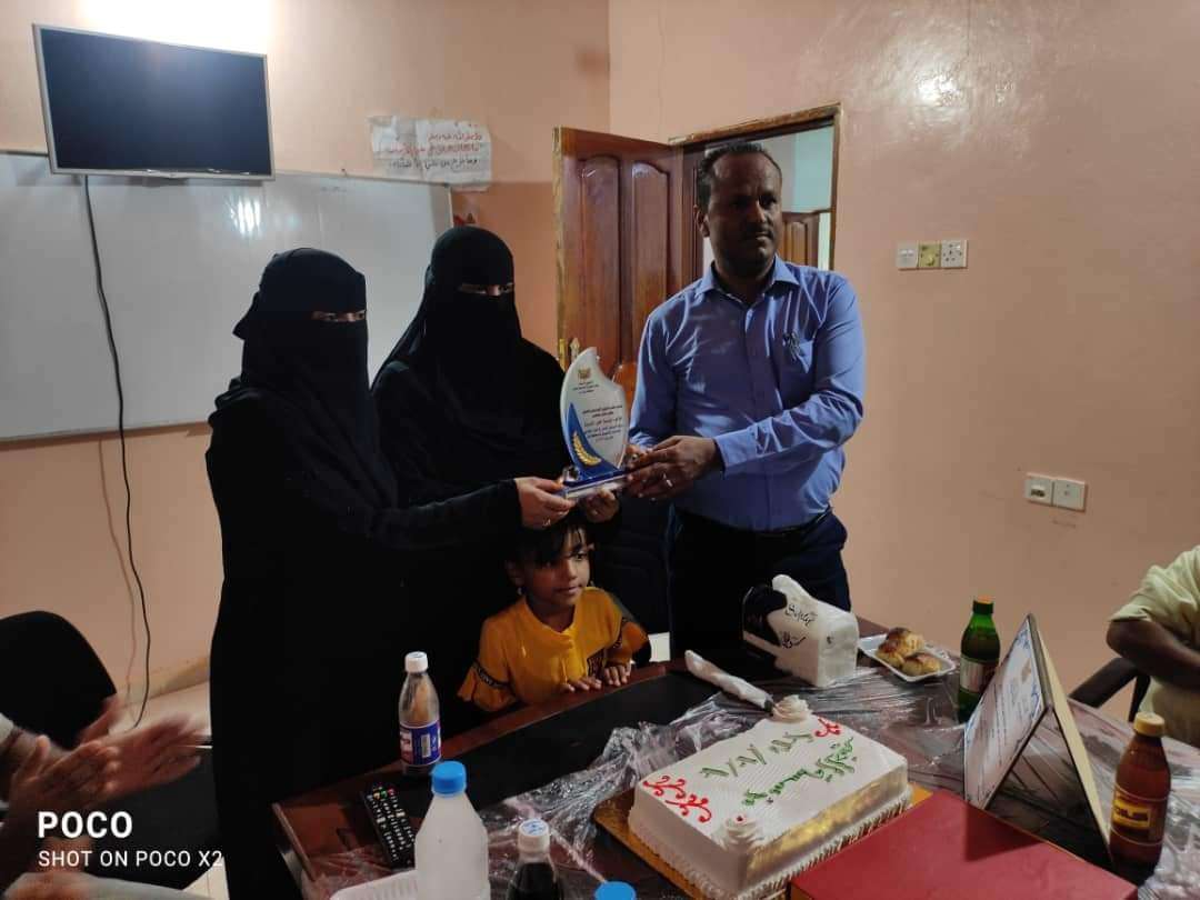 مدير مكتب الشؤون الاجتماعية بتعز يكرم مؤسسة الخير للتنمية مدير مكتب الشؤون الاجتماعية بتعز يكرم مؤسسة الخير للتنمية