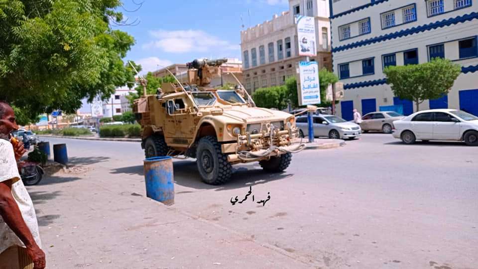 بالصور.. قوة أمريكية تنتشر بشارع في حضرموت