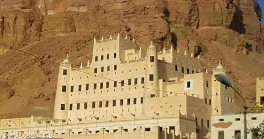 وزير الدفاع ومحافظ مأرب يصلان إلى سيئون