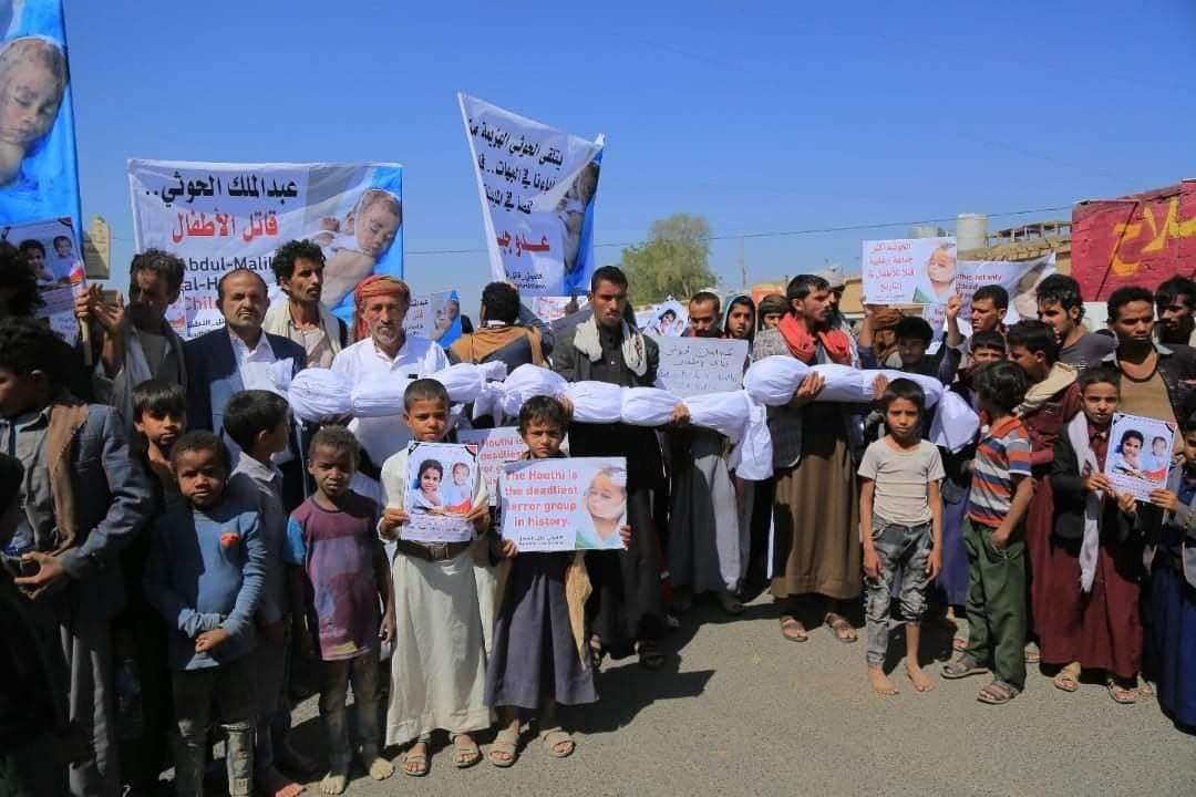 تشييع جثامين 3 أطفال من ضحايا القصف الصاروخي على حي الروضة بمأرب