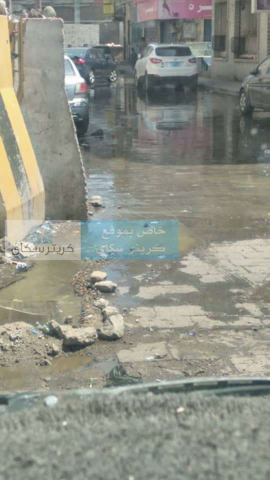 مياه الصرف الصحي تحاصر شارع رئيسي بكريتر (صورة )