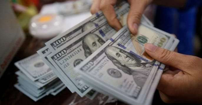 مواطنون : محلات الصرافة تشتري العملة من المواطنين ولا تبيعها وبهذا السعر يتم الشراء من المواطن والبيع للتاجر