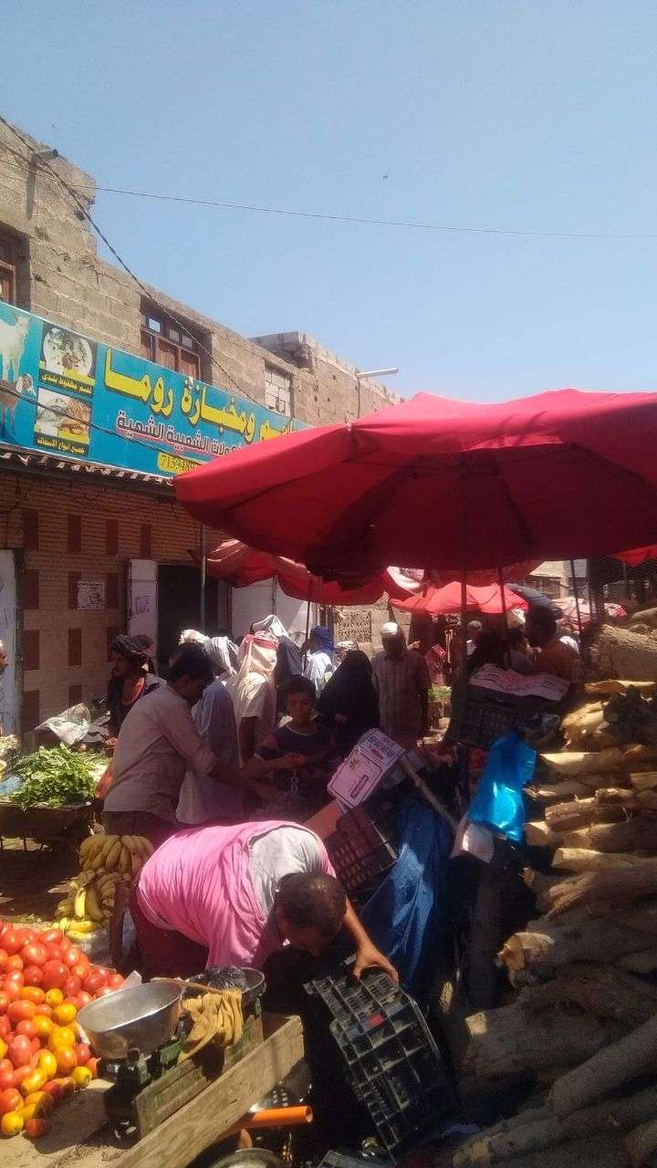 عقب منع الباعة المتجولين من البيع وسط السوق.. اللجوء للشوارع الفرعية في لحج