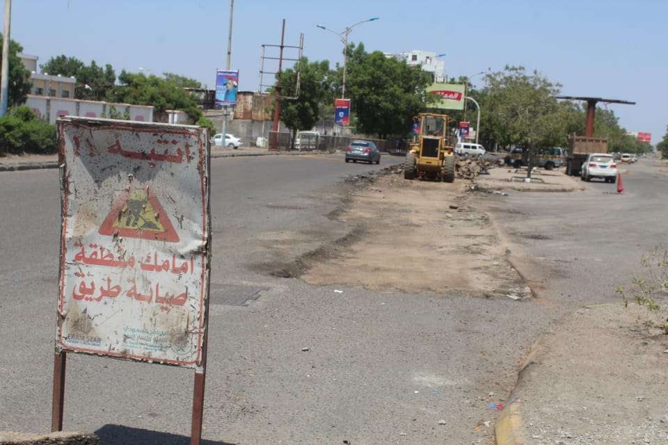 مدير عام خورمكسر والبرنامج السعودي يضعان حجر اساس مشروع تأهيل طريق ساحل أبين