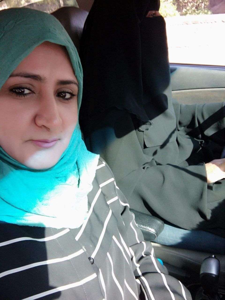 تعرف على أول إمرأة سائقة في تعز(صورة)