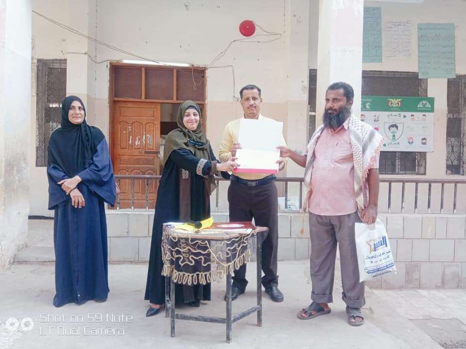 مدرسة الممدارة بنين تكرم عدد من معلمين ومعلمات المدرسة