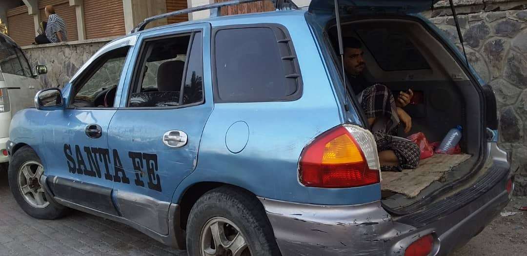 سرقة سيارة مواطن في عدن(صور)